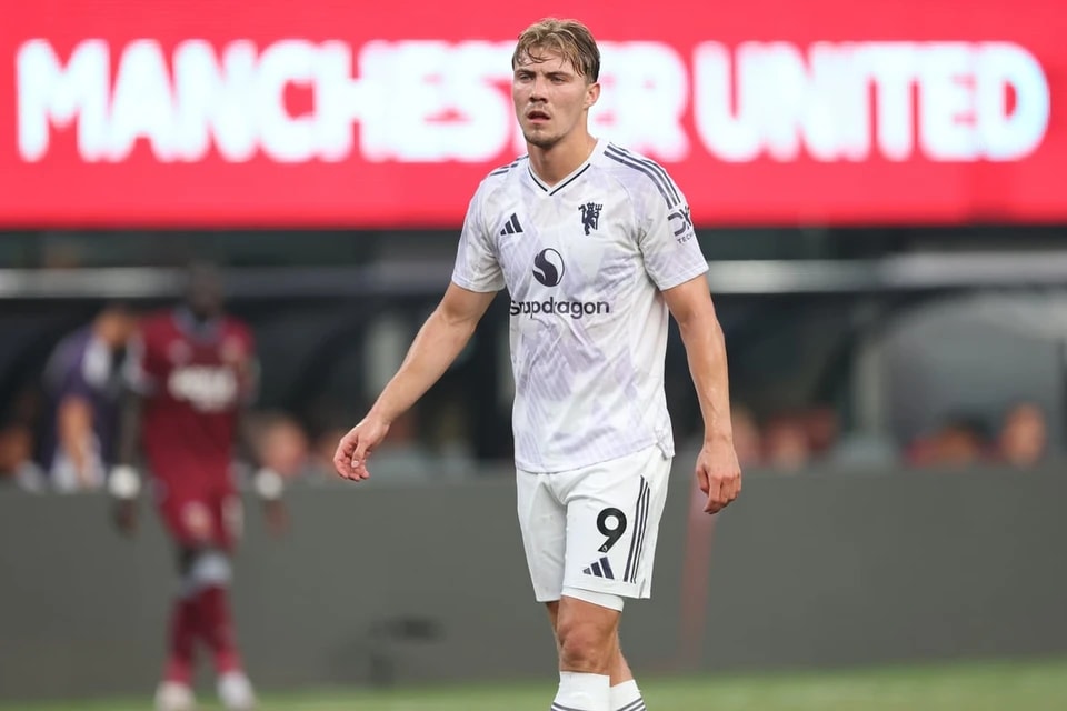 由于俱乐部, 孔蒂很欣赏, 除在比赛阵 由于俱乐部, 孔蒂很欣赏, 除在比赛阵